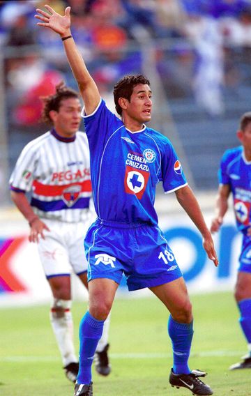 Con un toque de balón excepcional, Zepeda fue contratado por Cruz Azul en el 2001 y estuvo por varias temporadas con los de La Noria