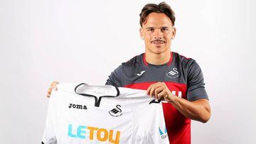 Roque Mesa with the Swansea City shirt.