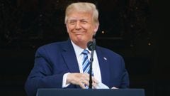 El presidente de Estados Unidos, Donald Trump, se quita la m&aacute;scara antes de hablar desde el p&oacute;rtico sur de la Casa Blanca en Washington, DC, durante un mitin el 10 de octubre de 2020.