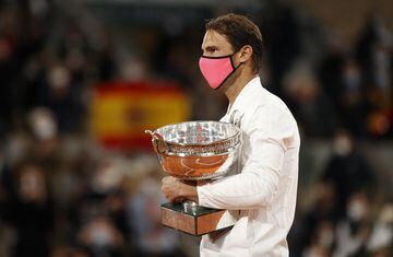 Rafa Nadal celebrando su victoria en Roland Garros por 13ª vez