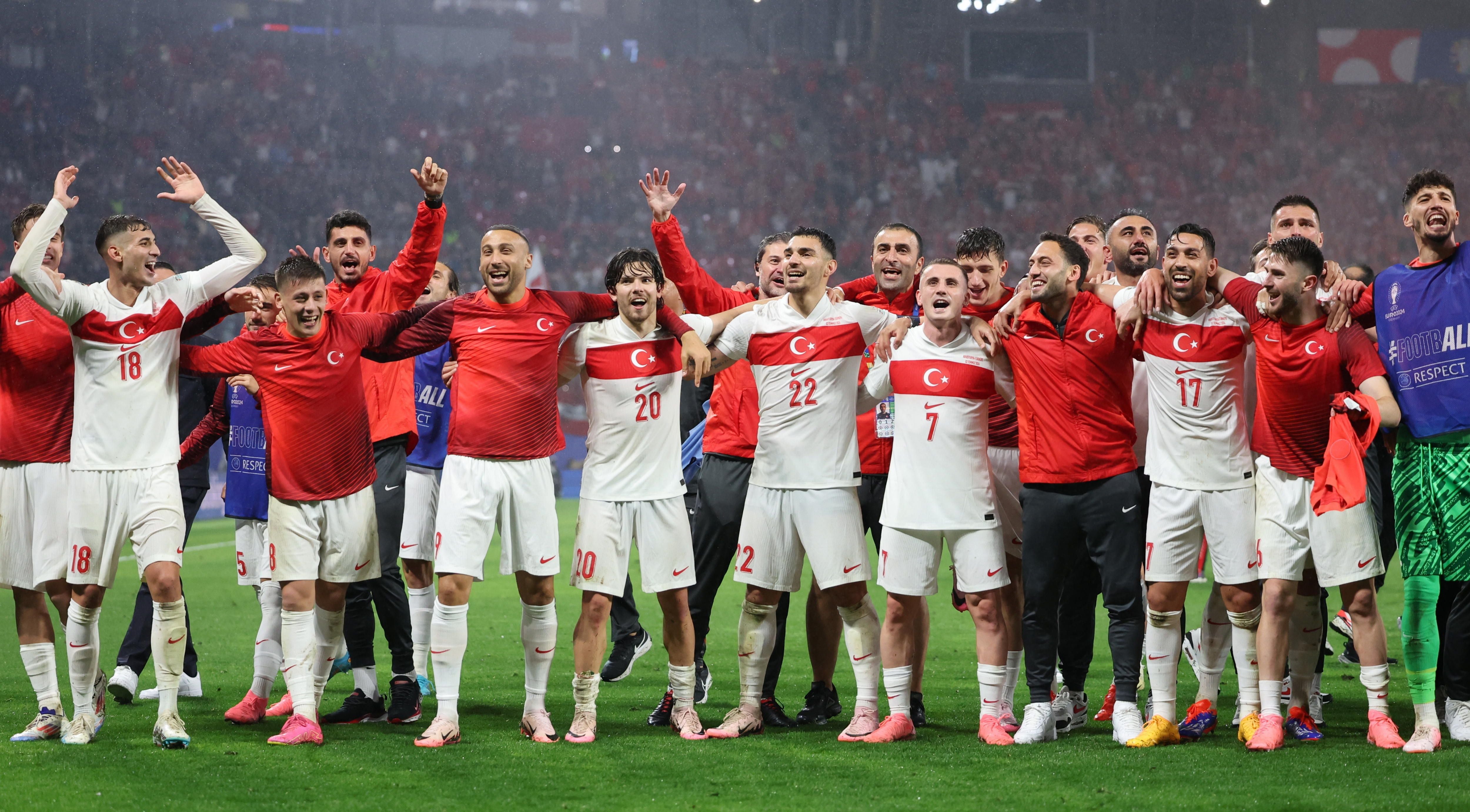 Leipzig (Germany), 02/07/2024.- Players of Turkey celebrate winning the UEFA EURO 2024 Round of 16 soccer match between Austria and Turkey, in Leipzig, Germany, 02 July 2024. (Alemania, Turquía) EFE/EPA/ABEDIN TAHERKENAREH
