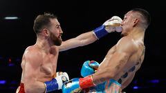 El boxeador español Sandor Martin golpea a Teofimo Lopez durante su combate en el Madison Square Garden de Nueva York.
