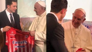 Alberto Marrero, CEO del Atl&eacute;tico San Luis, entrega una camiseta del club al Papa Francisco.