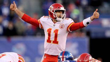EAST RUTHERFORD, NJ - NOVEMBER 19: Alex Smith #11 of the Kansas City Chiefs calls out the play in the fourth quarter against the New York Giants on November 19, 2017 at MetLife Stadium in East Rutherford, New Jersey.   Elsa/Getty Images/AFP == FOR NEWSPAPERS, INTERNET, TELCOS &amp; TELEVISION USE ONLY ==