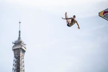 El español Alberto Devora salta desde la plataforma de 27.5 metros de altura.