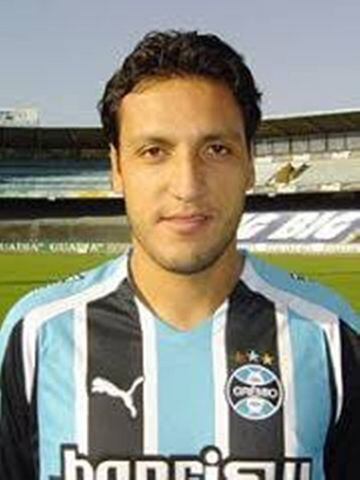 Consiguió el Brasileirao de la Serie B en 2005 y el Campeonato Gaúcho en 2006.