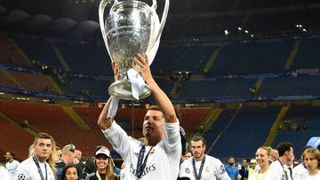 Cristiano Ronaldo, levantando la Champions League con el Real Madrid.