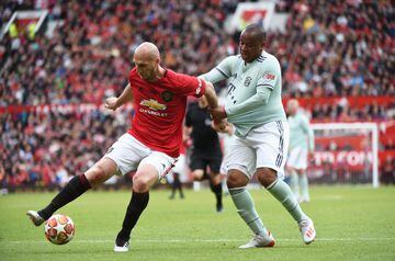 MANCHESTER, ENGLAND - MAY 26: Jaap Stam of Manchester United and Paulo Sergio of Fc Bayern Legend in action during the Manchester United '99 Legends and FC Bayern Legends at Old Trafford on May 26, 2019 in Manchester, England. (Photo by Nathan Stirk/Getty