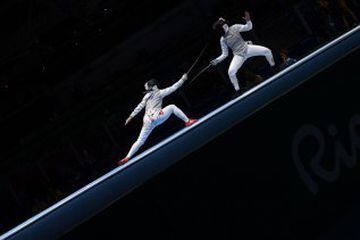 Vietnam's Thi Anh Do (L) competes against Greece's Aikaterini-Maria Kontochristopoulou during their women's individual foil qualifying bout as part of the fencing event of the Rio 2016 Olympic Games at the Carioca Arena 3 in Rio de Janeiro on August 10, 2