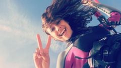 La actriz canaria Mariam Hern&aacute;ndez es una gran aficionada al kitesurf. En esta foto se la ve equipada con neopreno y cometa, levantando dos dedos en se&ntilde;al de victoria.
