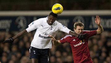 Adebayor remata de cabeza en un partido con el Tottenham.