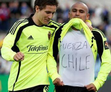 Horas después del terremoto, Humberto Suazo anotó dos goles en Zaragoza. 'Chupete' celebró moderadamente y con una polera que decía 'Fuerza Chile'.