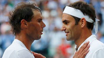Switzerland's Roger Federer (R) shakes hands and embraces Spain's Rafael Nadal (L)