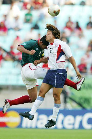 México perdía 2-0 ante Estados Unidos en los Octavos de Final del Mundial de  Corea, cuando Rafa Marquéz realizó una entrada  contra Cobi Jones. Entre cabezazo y patada, Márquez fue expulsado y dejó con 10 jugadores a su selección.