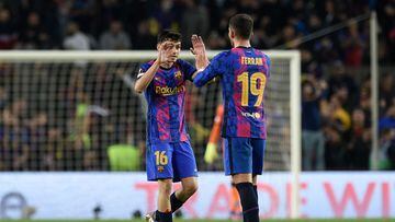 Barcelona's Spanish forward Ferran Torres (R) celebrates with teammate Barcelona's Spanish midfielder Pedri after scoring his team's first goal during the Europa League football match between FC Barcelona and SSC Napoli at the Camp Nou stadium in Barcelona on February 17, 2022. (Photo by Josep LAGO / AFP)