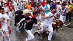 GRAF5270. PAMPLONA (ESPA&Ntilde;A), 07/07/2018.- Los toros de la ganaderia salmantina de Puerto de San Lorenzo, han protagonizado el primer encierro de estos Sanfermines 2018. En la imagen, los corredores en el tramo hacia el callej&oacute;n de la plaza d