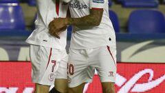 Gameiro y Vitolo celebran uno de los goles del Sevilla.