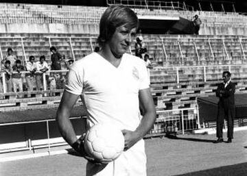Fue el primer jugador danés que fichó por el Real Madrid (1976-1979), falleció a causa de un cáncer que le había sido descubierto hace poco tiempo