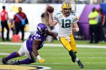 MINNEAPOLIS, MINNESOTA - NOVEMBER 21: Aaron Rodgers #12 of the Green Bay Packers scrambles with the ball in the third quarter at U.S. Bank Stadium on November 21, 2021 in Minneapolis, Minnesota. Adam Bettcher/Getty Images/AFP