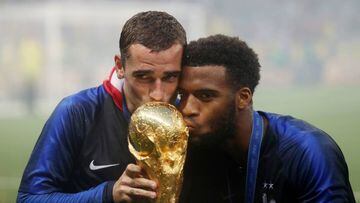 Soccer Football - World Cup - Final - France v Croatia - Luzhniki Stadium, Moscow, Russia - July 15, 2018   France&#039;s Antoine Griezmann and Thomas Lemar kiss the trophy as they celebrate winning the World Cup               REUTERS/Carl Recine