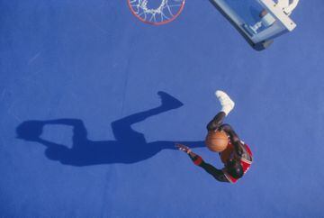 Fotografía aérea de Michael Jordan entrando a canasta. La fecha de la instantánea se desconoce.