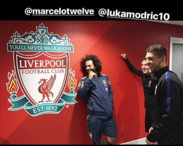 Marcelo se ríe junto al escudo del Liverpool.