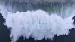 Una ola gigante, rompiendo y generando una espuma muy grande, vista justo desde arriba, en octubre del 2023 en Praia do Norte, Nazaré, Portugal.