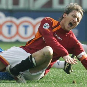 El jugador italiano de la Roma tuvo rotura del peroné cuatro meses antes del Mundial de Alemania 2006 en un juego ante el Empoli; sin embargo, Totti se recuperó a tiempo y pudo disputar la justa mundialista, en la cual se coronó con la "squadra azzurra".