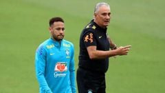 TERESOPOLIS, BRAZIL - MARCH 22: Head coach Tite talks with Neymar Jr during a training session of the Brazilian national football team at the squad&#039;s Granja Comary training complex on March 22, 2022 in Teresopolis, Brazil. Brazil faces Chile on March