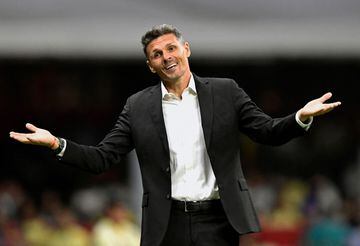 America's coach Fernando Ortiz gestures during their Mexican Clausura 2023 tournament football match against Pachuca, at the Azteca stadium in Mexico City on March 4, 2023.