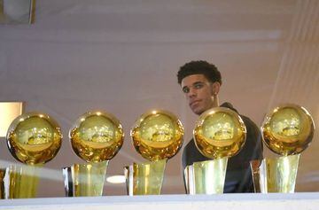 Lonzo Ball junto a los trofeos Larry O'Brien de Los Angeles Lakers.