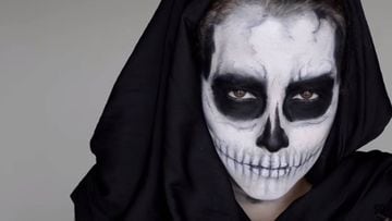 Imagen de un tutorial de Youtube que enseña paso a paso cómo maquillarse para disfrazarse de calavera en Halloween