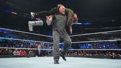 Brock Lesnar ataca a Sami Zayn.
