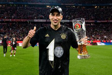 Marc Roca, celebrando la Bundesliga conquistada con el Bayern de Múnich.