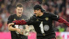 MUNICH, GERMANY - APRIL 23: Benjamin Pavard of Bayern Muenchen and Thomas Mueller of Bayern Muenchen beer shower during the Bundesliga match between FC Bayern München and Borussia Dortmund at Allianz Arena on April 23, 2022 in Munich, Germany. (Photo by Roland Krivec/vi/DeFodi Images via Getty Images)