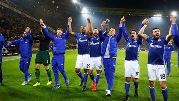 Los jugadores del Schalke celebran el empate conseguido contra el Dortmund.
