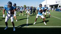 Tennessee Titans warm up during a joint training camp practice against the Arizona Cardinals