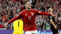Crónica Dinamarca-Austria: Skov Olsen celebra el segundo gol de Dinamarca.