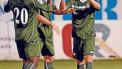 <b>RESOLUTIVO. </b>Sergio García recibe la felicitación de Emaná, Capi y Caffa tras su gol.