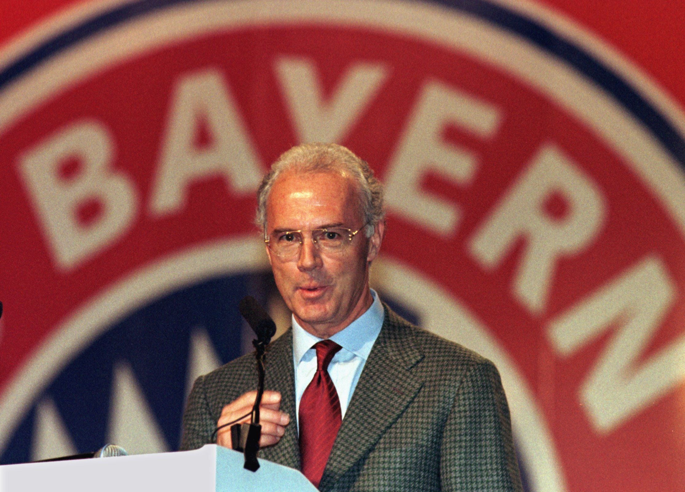 Franz Beckenbauer, der Präsident des FC Bayern München, spricht am 16.11.1998 während der Jahreshauptversammlung des Fußball-Bundesligisten in der Münchner Olympiahalle. Der größte deutsche Sportverein mit insgesamt 77075 Mitgliedern setzte im Geschäftsjahr 1997/98 196,5 Millionen Mark um, und ist damit auch finanzstärkster Fußballverein Deutschlands.      (Photo by Jan Nienheysen/picture alliance via Getty Images)