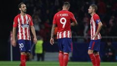 Juanfran, Fernando Torres y Gabi, durante el Atl&eacute;tico de Madrid - Qarabag.