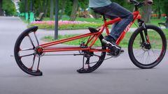 Una bici de MTB con la rueda de detr&aacute;s partida y circulando. 