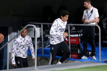 Mariano y Vallejo se dirigen al banquillo en un partido de esta temporada en el Bernabéu.