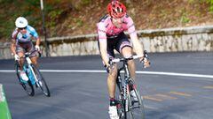 Tom Dumoulin luce la maglia rosa del Giro de Italia por delante de Domenico Pozzovivo en la fuga de la sexta etapa de la edici&oacute;n de 2016 entre Ponte y Roccaraso.