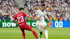 PARIS, FRANCE - MAY 28: Luis Diaz of Liverpool FC and Eder Militao of Real Madrid CF battle for the ball during the UEFA Champions League final match between Liverpool FC and Real Madrid at Stade de France on May 28, 2022 in Paris, France. (Photo by Alex Gottschalk/DeFodi Images via Getty Images)