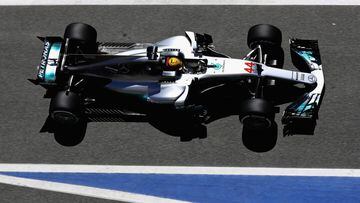 Lewis Hamilton con el Mercedes en Barcelona.
