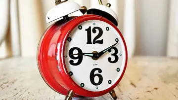 Cambio horario marzo 2023: ¿se adelanta o atrasa el reloj? ¿Se duerme más o menos? ¿Amanece antes o después?