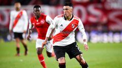 AVELLANEDA, ARGENTINA - AUGUST 07: Matias Suarez of River Plate drives the ball during a match between Independiente and River Plate as part of Liga Profesional 2022 at Estadio Libertadores de América - Ricardo Enrique Bochini on August 7, 2022 in Avellaneda, Argentina. (Photo by Marcelo Endelli/Getty Images)