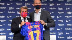 El delantero neerlandés ha sido presentado este mediodía en el Camp Nou como nuevo jugador del Fútbol Club Barcelona.