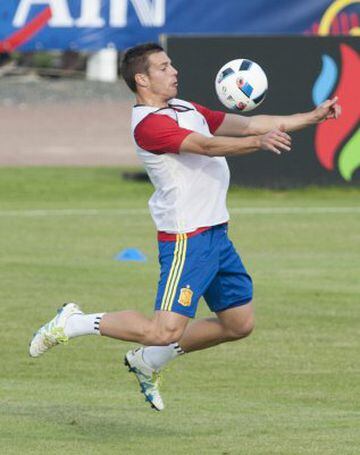 César Azpilicueta controls the ball.
